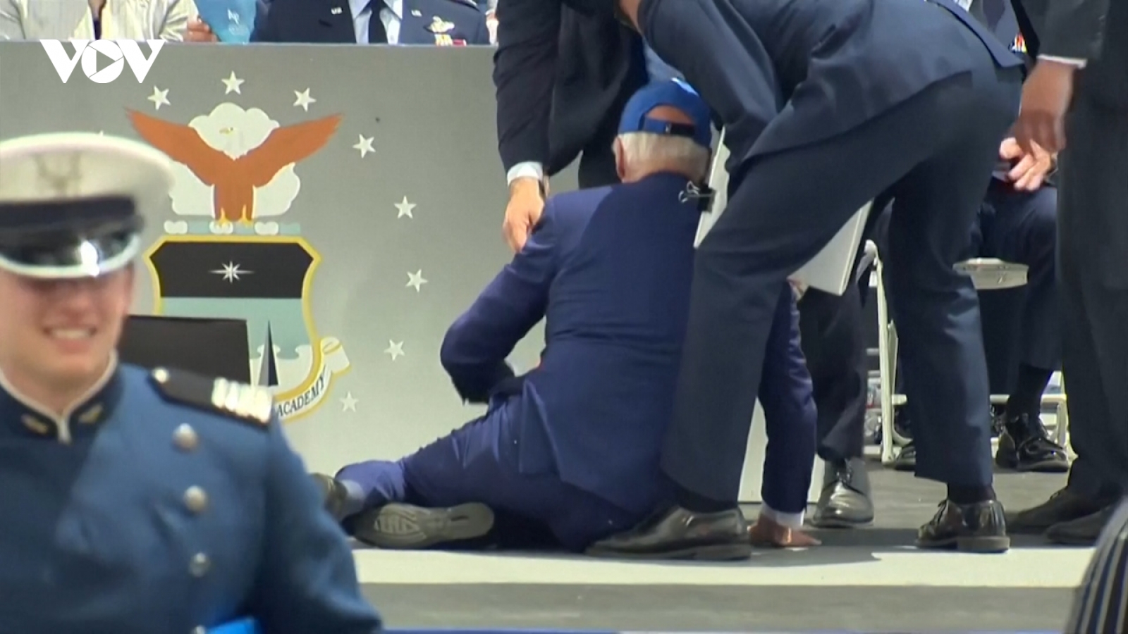 Tổng thống Mỹ Biden vấp ngã trên sân khấu