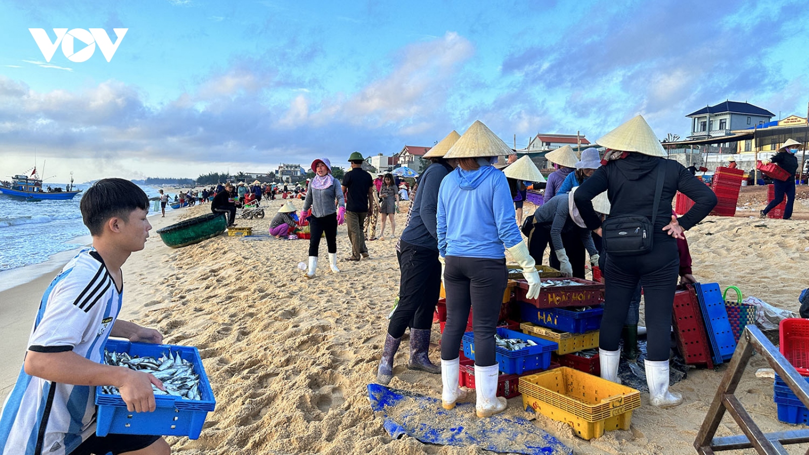Nhộn nhịp cảnh mua bán hải sản ở bãi biển Nhân Hải lúc tờ mờ sáng