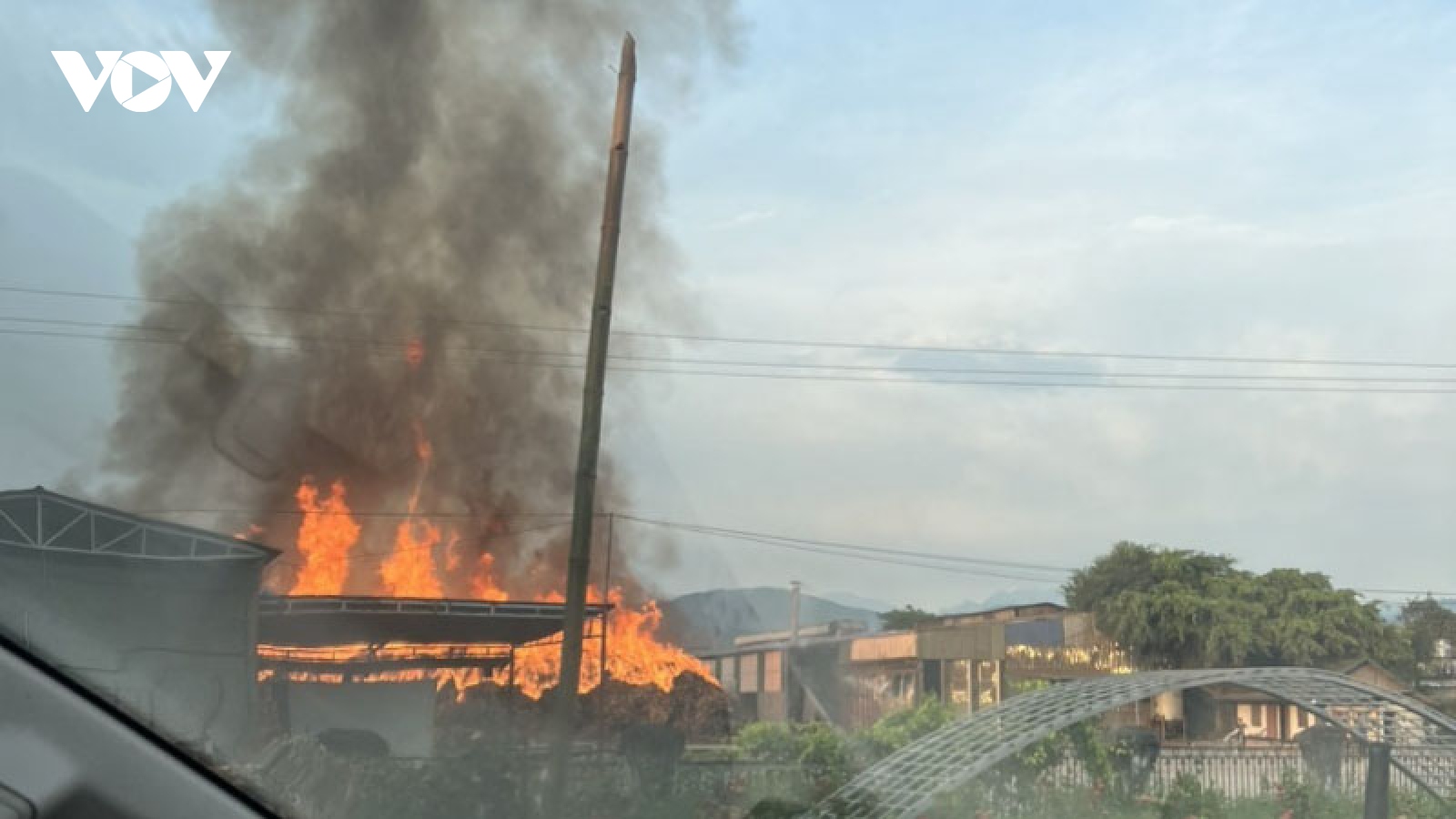 Dập tắt đám cháy lớn tại nhà máy tinh dầu quế  ở Yên Bái