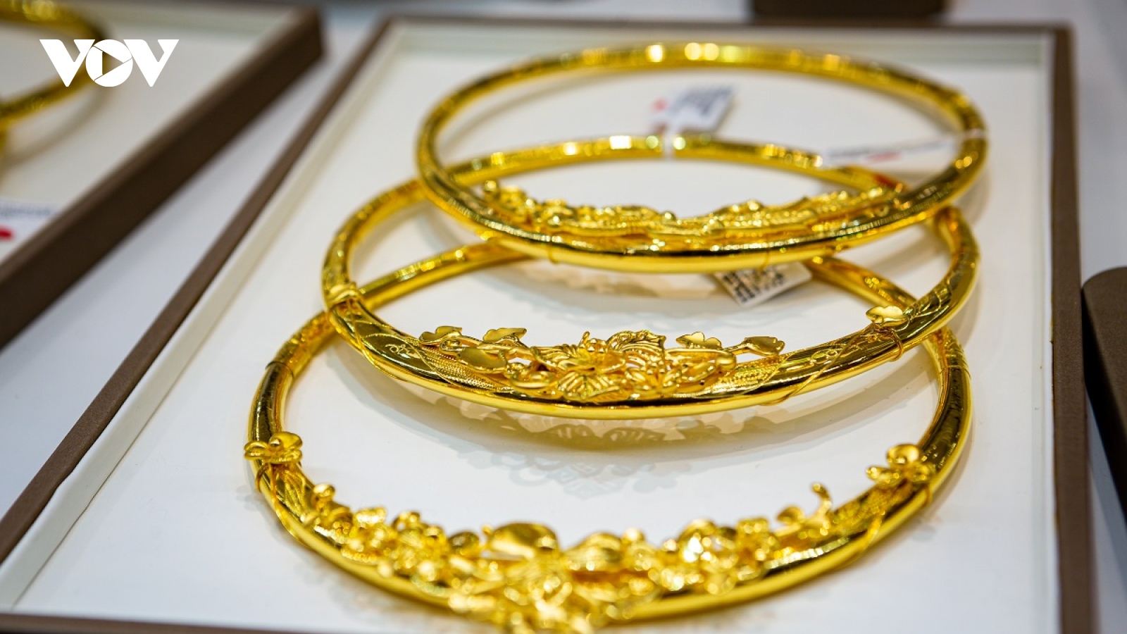 Giá vàng trong nước đi ngang, cao hơn giá vàng thế giới 12,37 triệu đồng/lượng