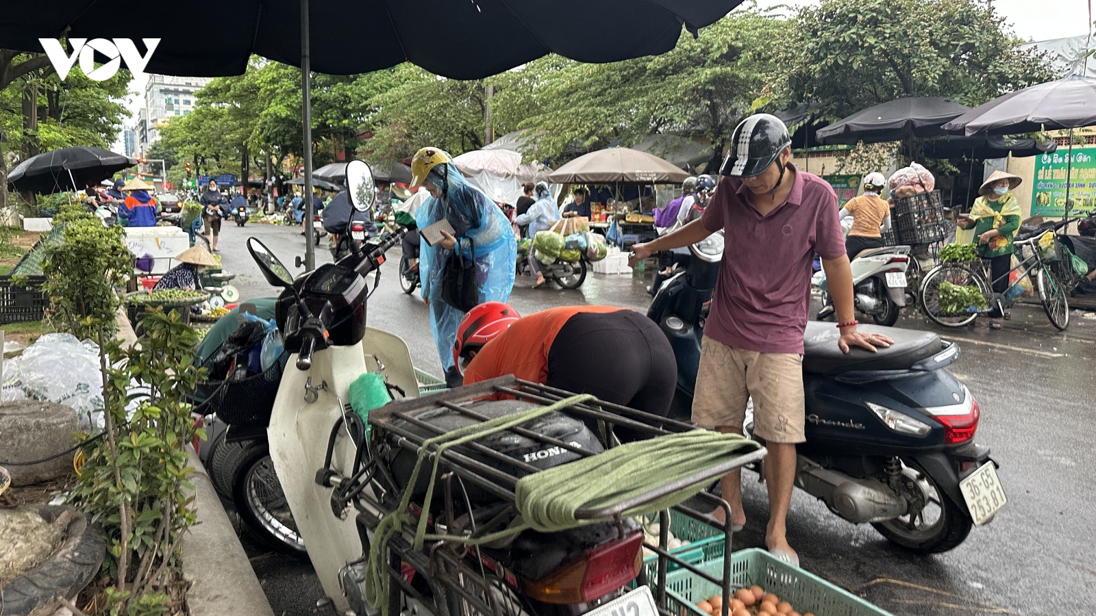 Chợ tự phát họp lấn chiếm lòng đường, vỉa hè tại khu đô thị Đền Lừ, Hà Nội