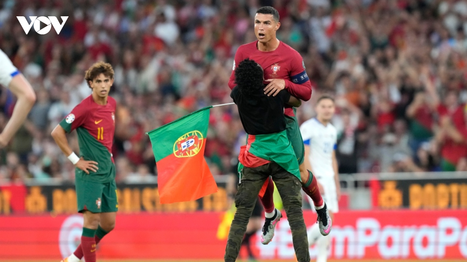 Hy hữu: CĐV xuống sân, nhấc bổng Ronaldo ở vòng loại EURO 2024
