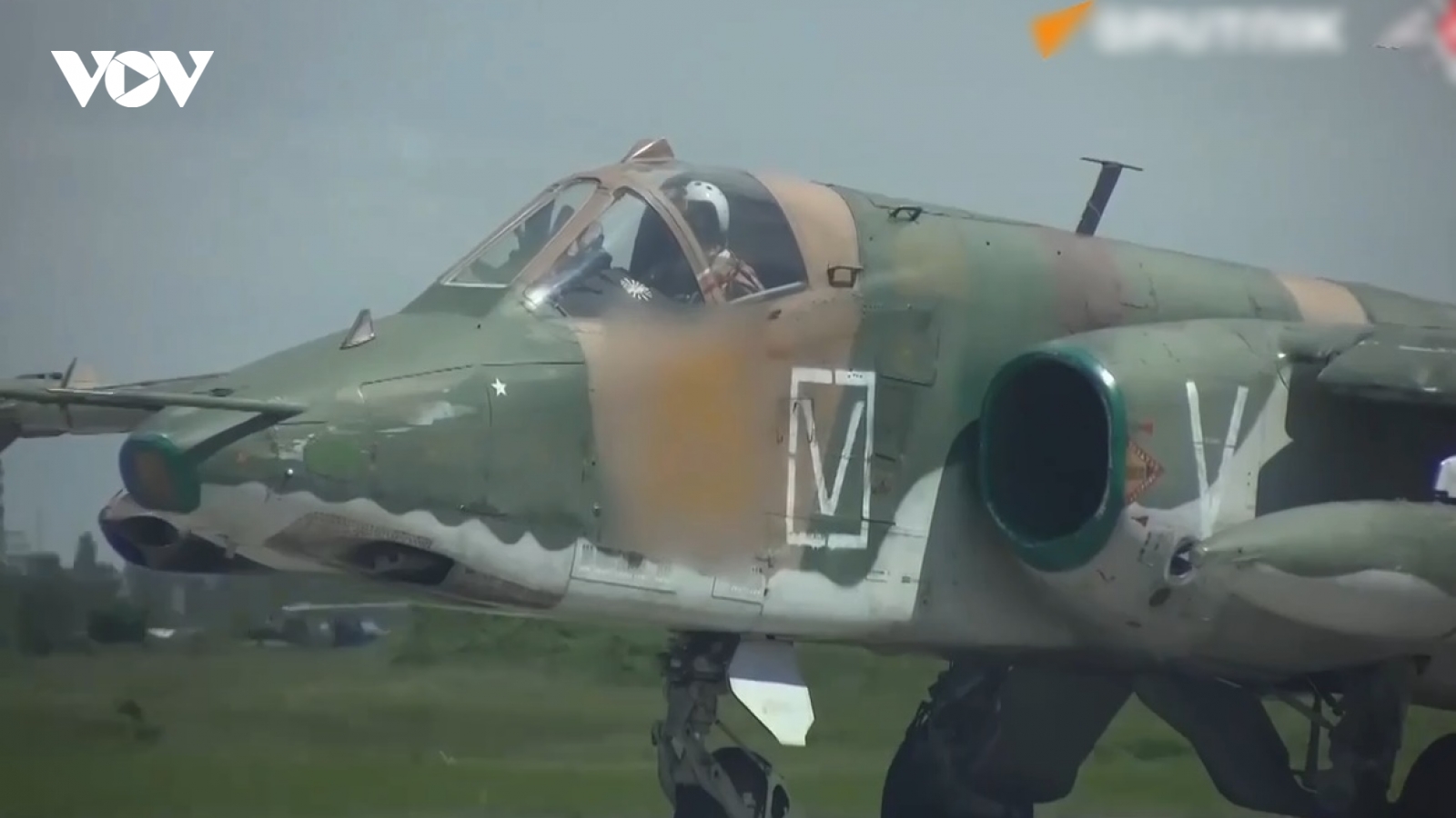 Biên đội cường kích Su-25 phóng tên lửa vào công sự và xe thiết giáp Ukraine