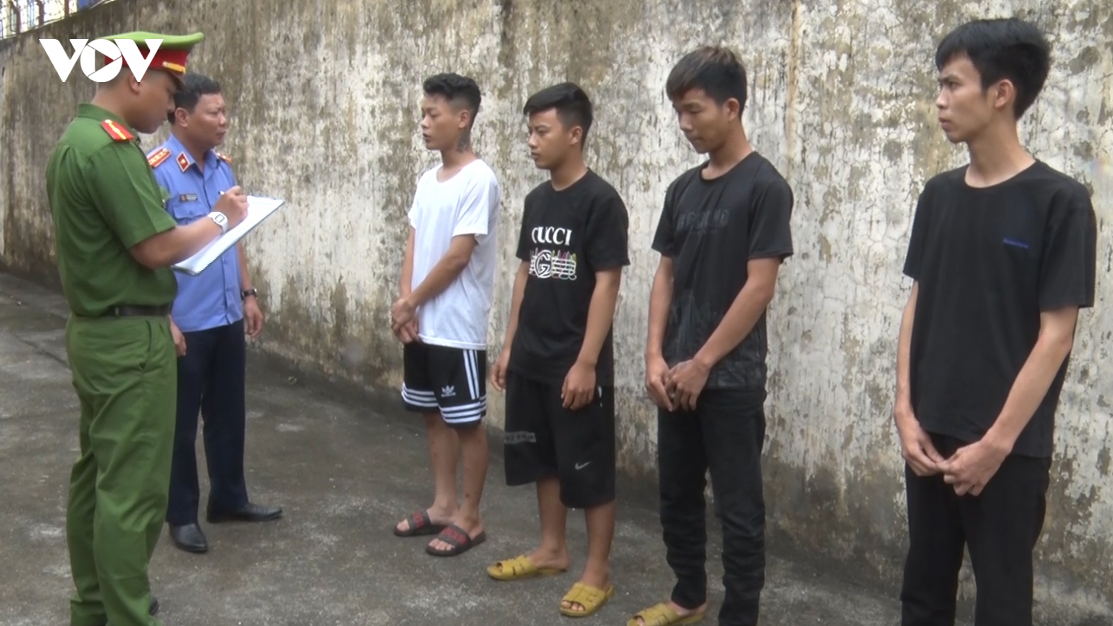 Bắt nhóm người bịt mặt cướp xe máy trên đường ở Hà Nam