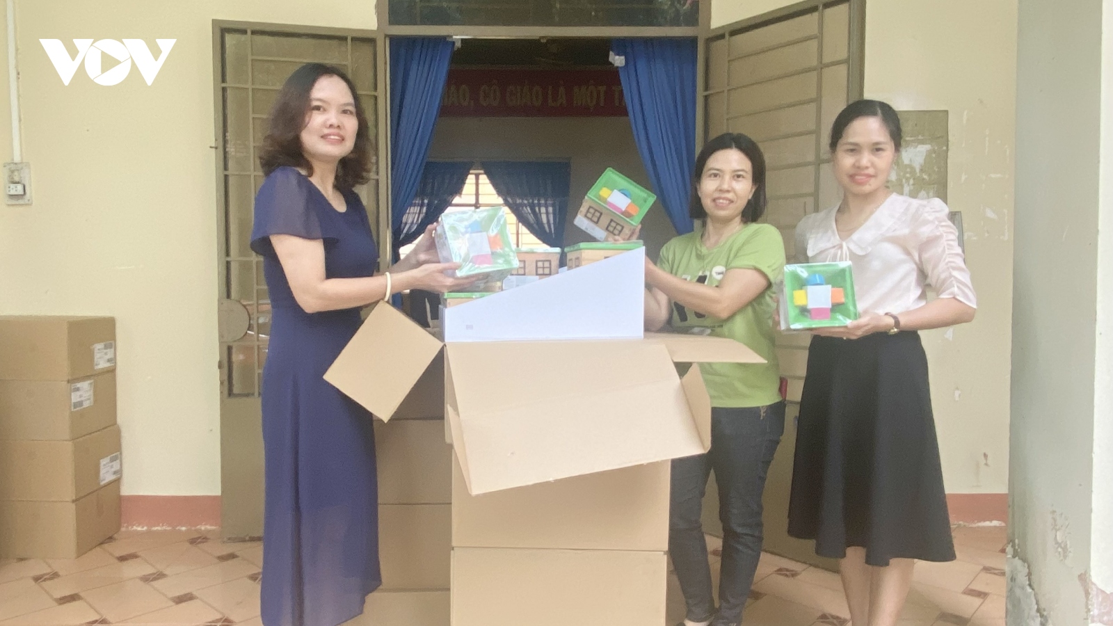 VOV Tây Nguyên trao 600 bộ đồ chơi cho học sinh mầm non huyện Lắk
