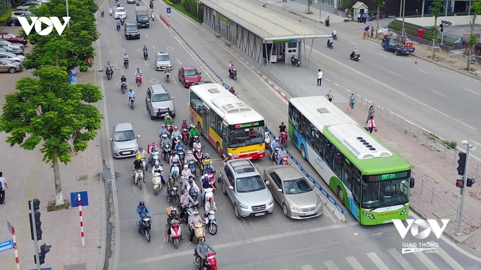 Năm 2030, Hà Nội hạn chế xe máy, lộ trình nào cho vận tải khách công cộng?