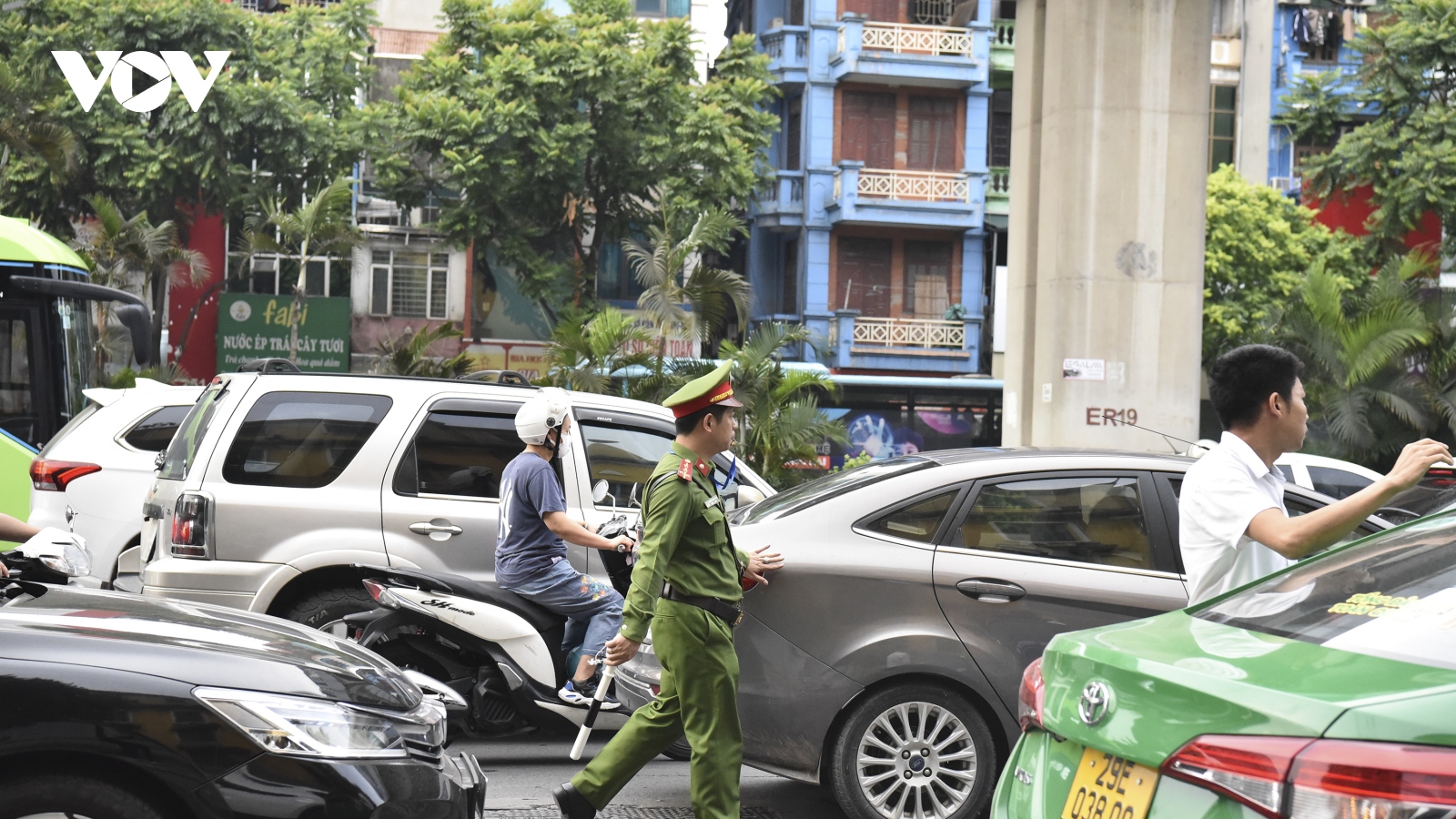 Giao thông hỗn loạn tại 2 điểm thi vào trường THPT chuyên ở Hà Nội