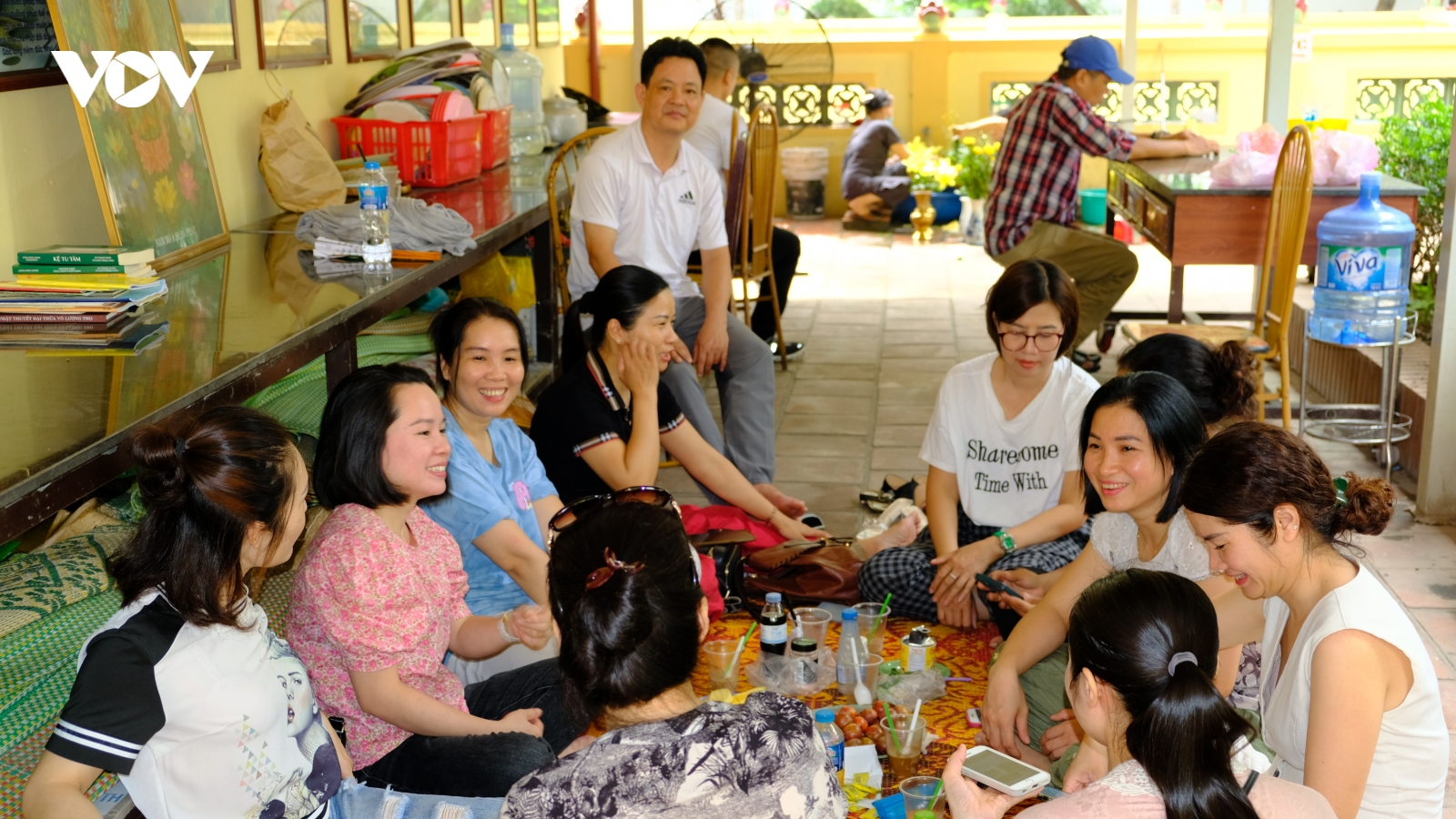Chùa, nhà dân mở cửa cho phụ huynh tránh nắng đợi con thi vào 10