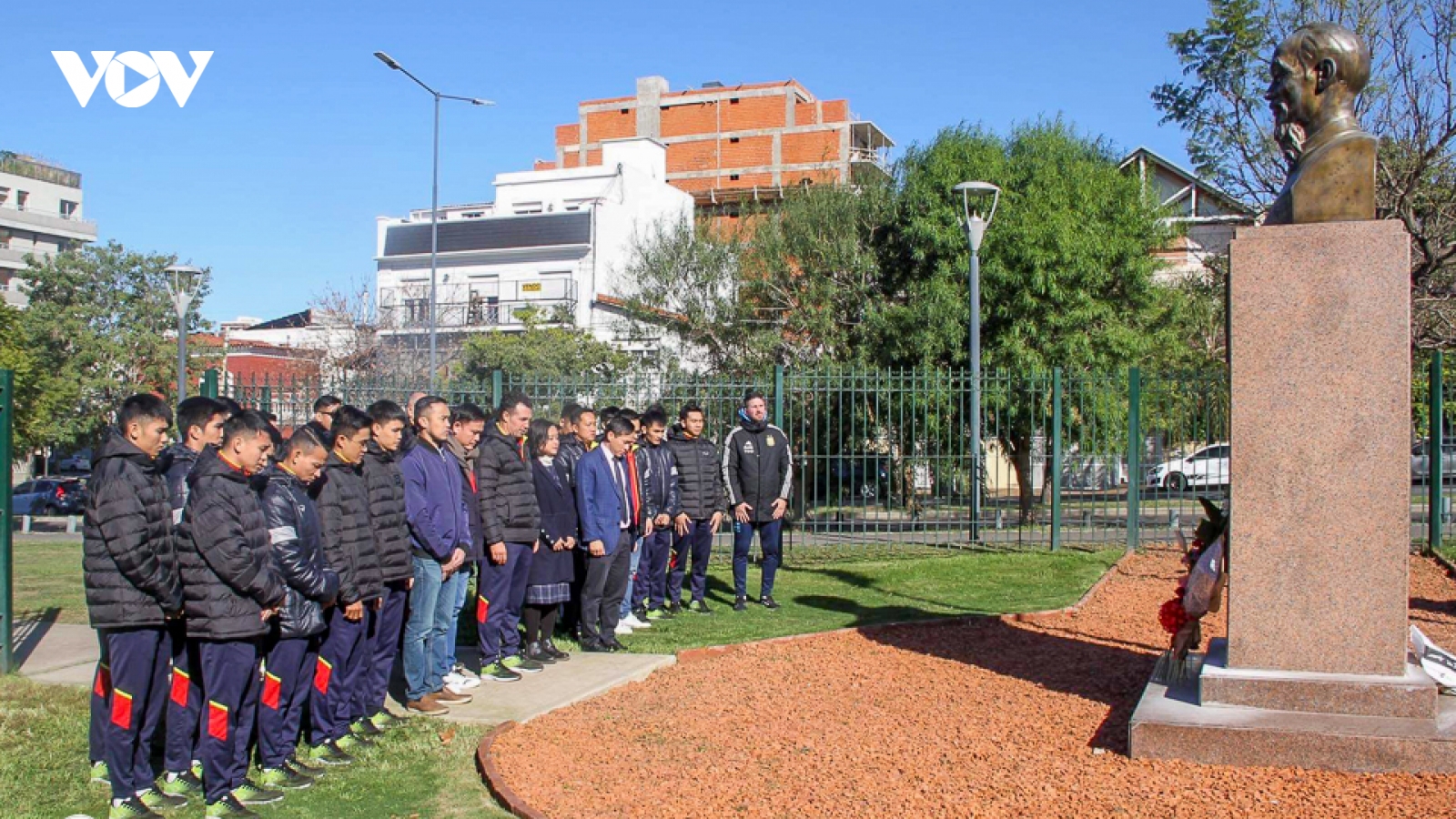 ĐT Futsal Việt Nam dâng hoa tại tượng đài Chủ tịch Hồ Chí Minh ở Buenos Aires