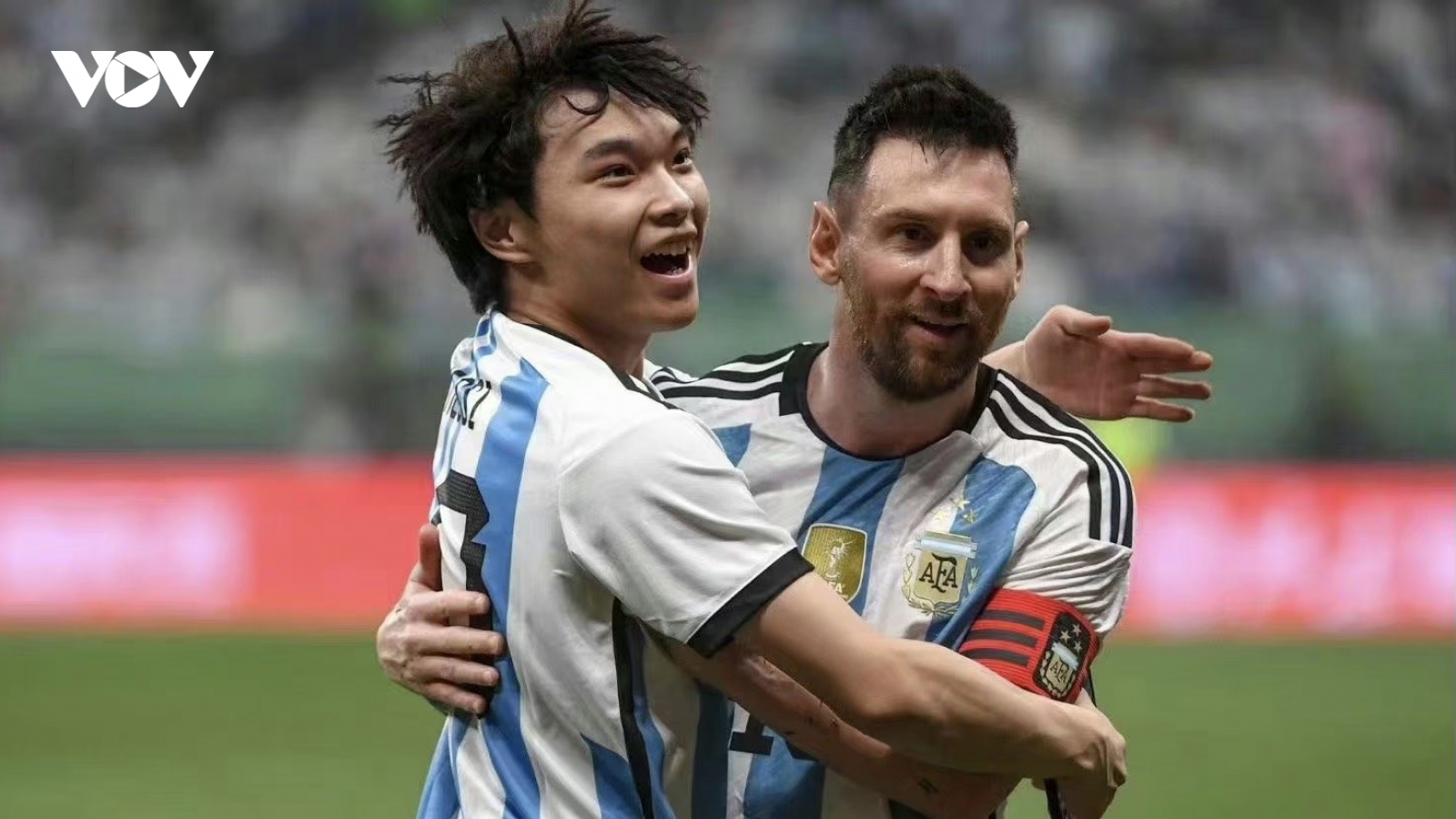 CĐV Trung Quốc chạy vào sân ôm Lionel Messi