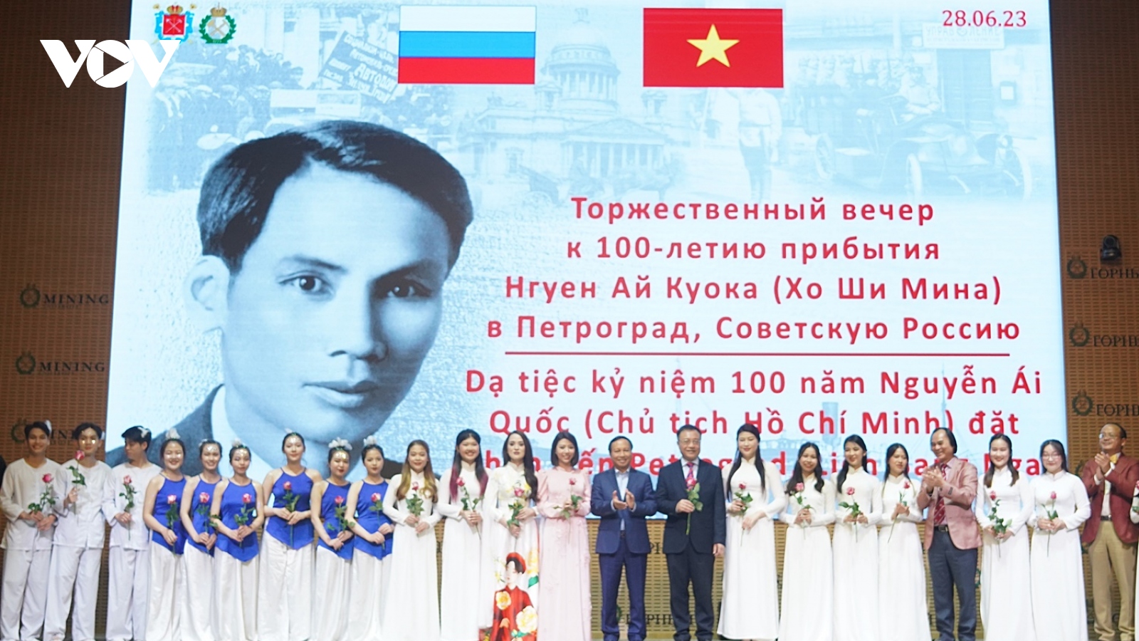 Giao lưu văn nghệ kỷ niệm 100 năm Chủ tịch Hồ Chí Minh lần đầu tiên đến Nga