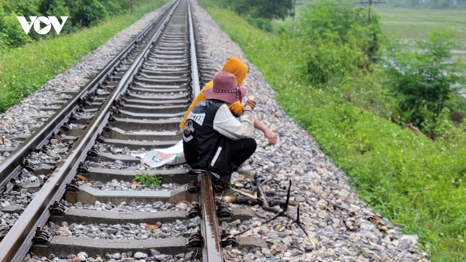 Hai người Mông đi bộ từ Hà Nội về Hà Giang không phải vợ chồng