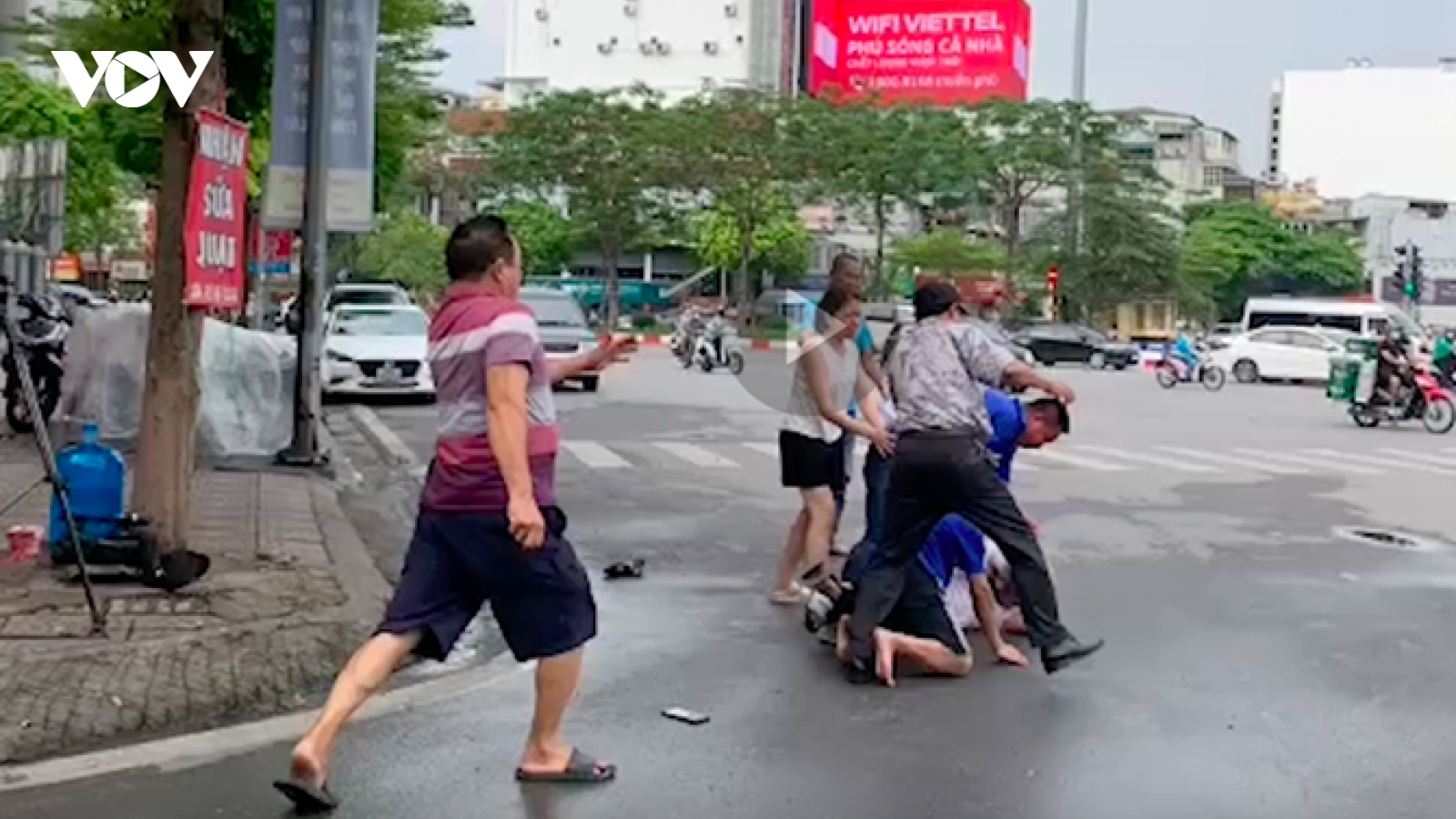 Phóng viên Đài PT-TH Hà Nội bị 2 đối tượng hành hung khi đang tác nghiệp