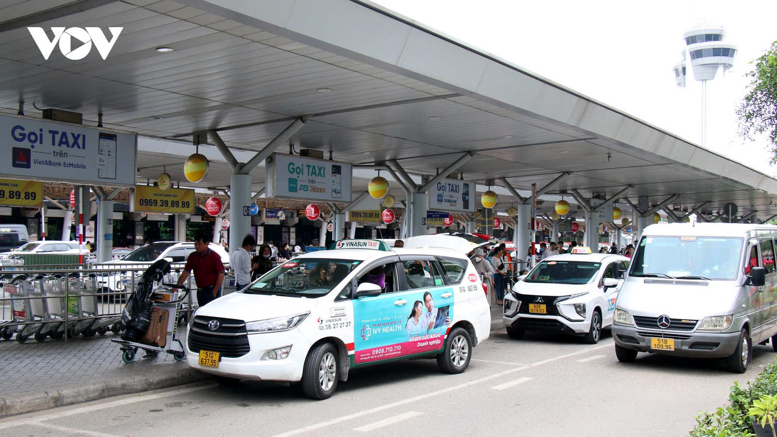 Tạm dừng hoạt động 2 hãng taxi tăng giá gấp 10 lần tại cảng Tân Sơn Nhất