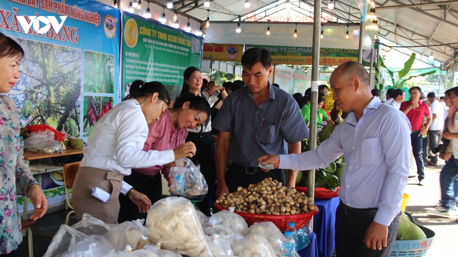 Nông dân Bà Rịa - Vũng Tàu đưa sầu riêng, bơ, cà phê ra chợ nông sản