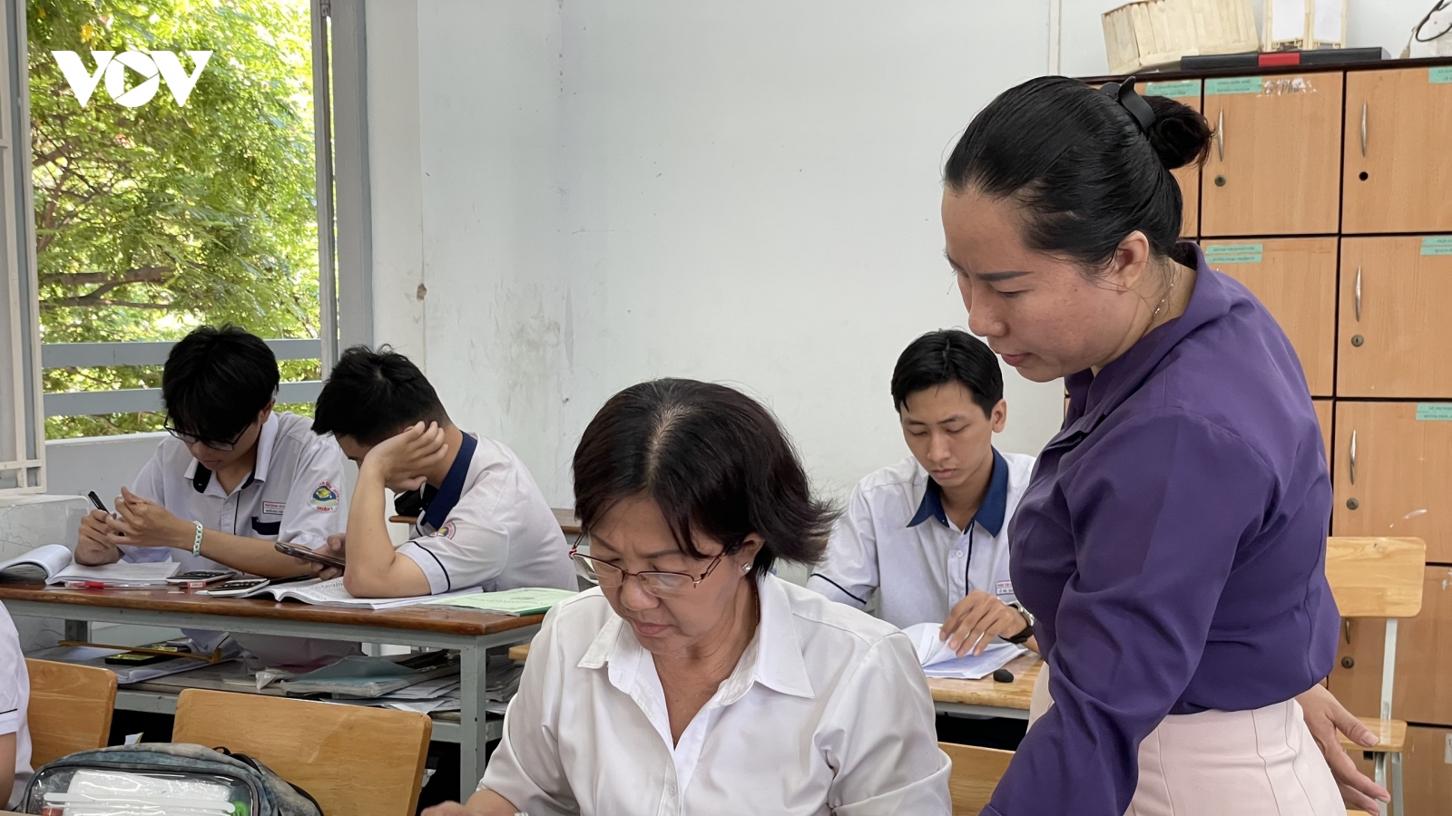 Thí sinh 64 tuổi trắng đêm ôn thi tốt nghiệp THPT