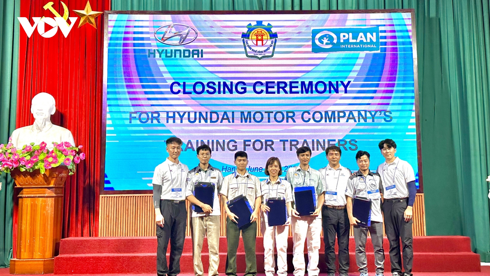 Hyundai Motor trao chứng nhận chương trình đào tạo Giảng viên kĩ thuật ôtô ở Việt Nam
