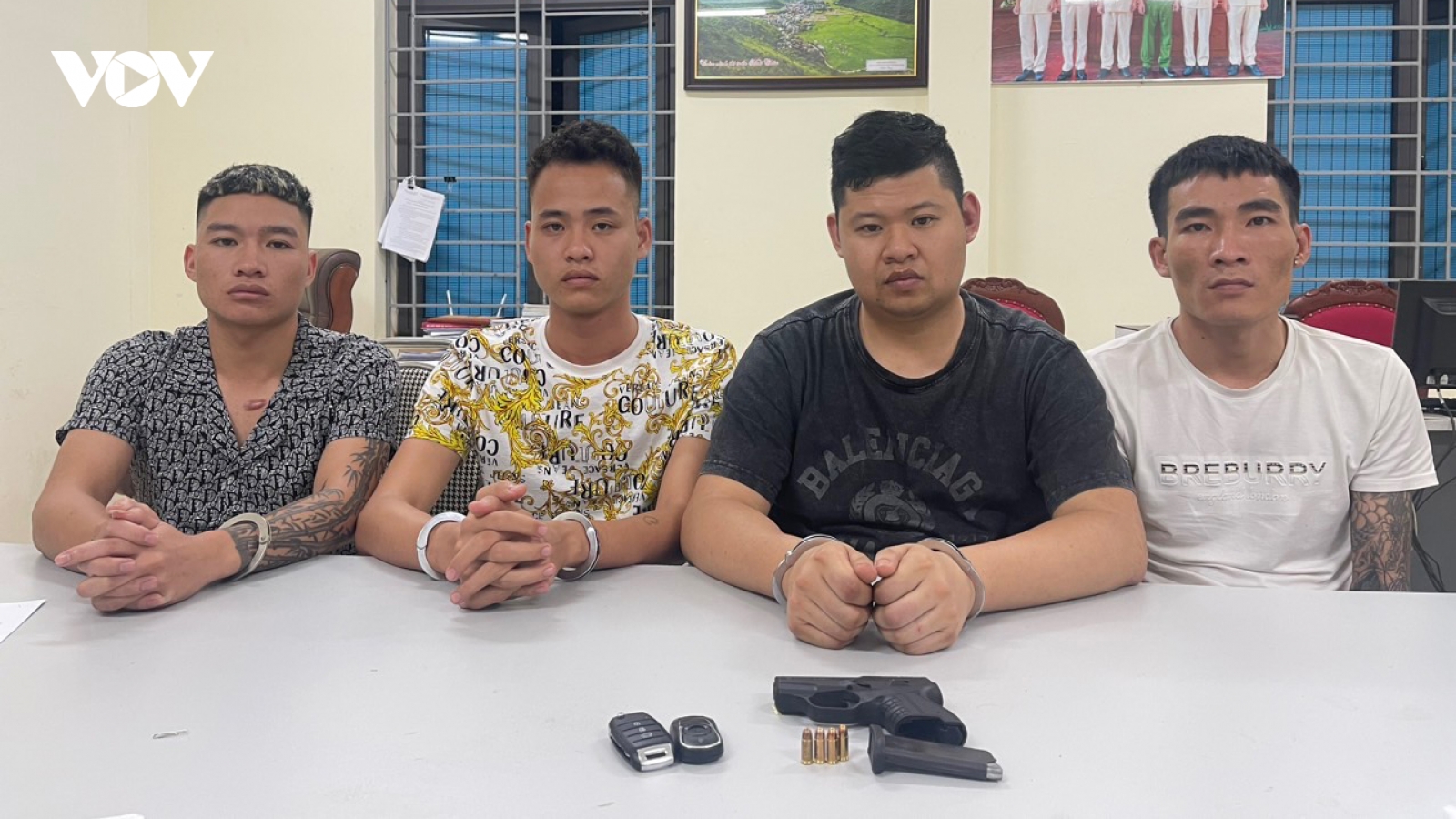 Mang theo súng để phòng thân, nhóm thanh niên bị bắt giữ
