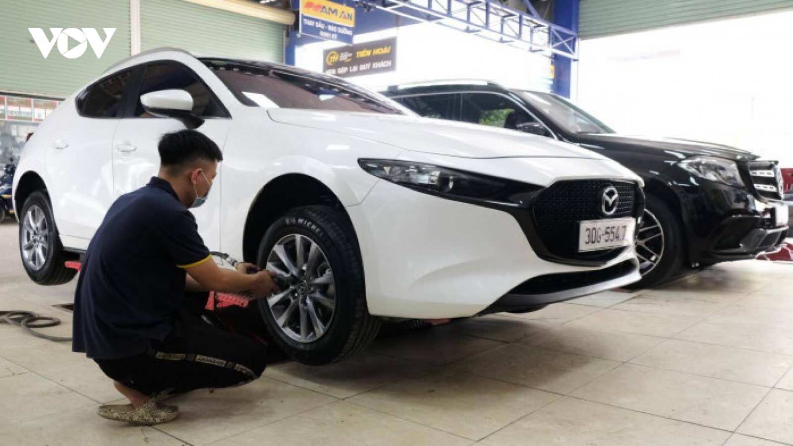 Ô tô bất ngờ nổ lốp, tài xế xử lý ra sao?