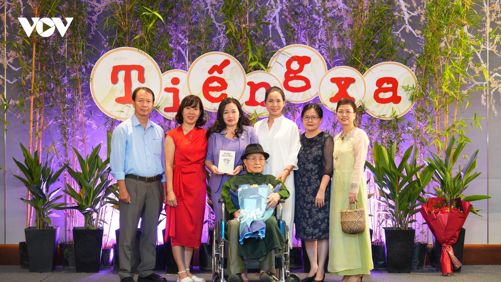 Ra mắt tập thơ “Tiếng xa” của cha NTK Xuân Thu