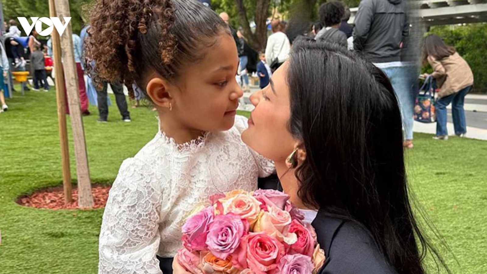 Kylie Jenner hạnh phúc bên con gái nhỏ ngày tốt nghiệp trường mẫu giáo