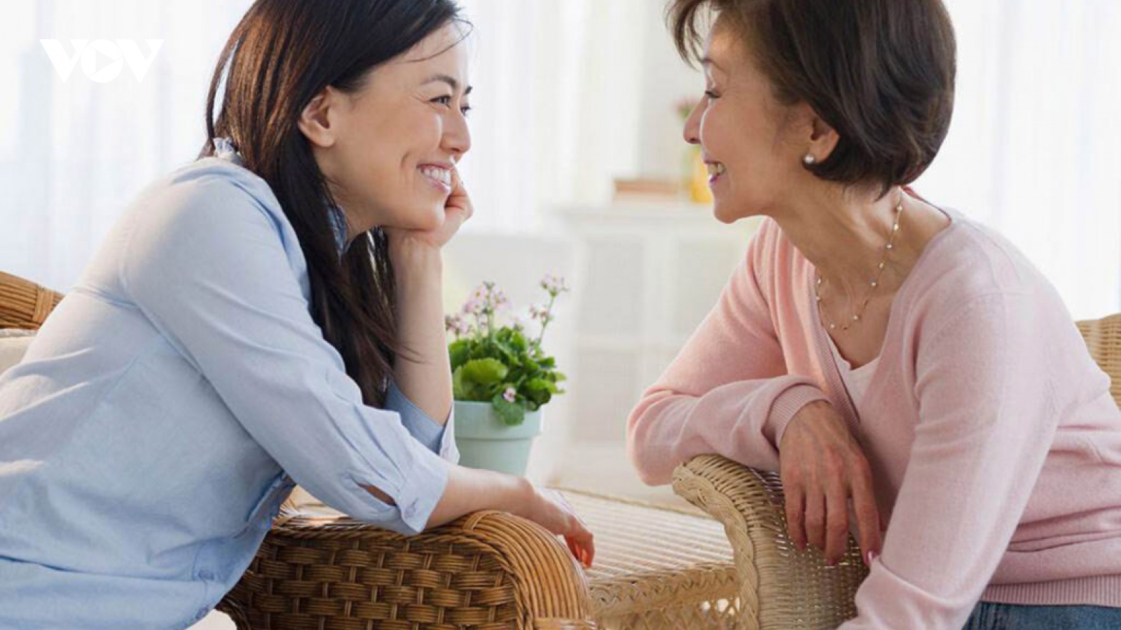 Gia đình chồng ép con dâu nghỉ việc để chăm mẹ chồng