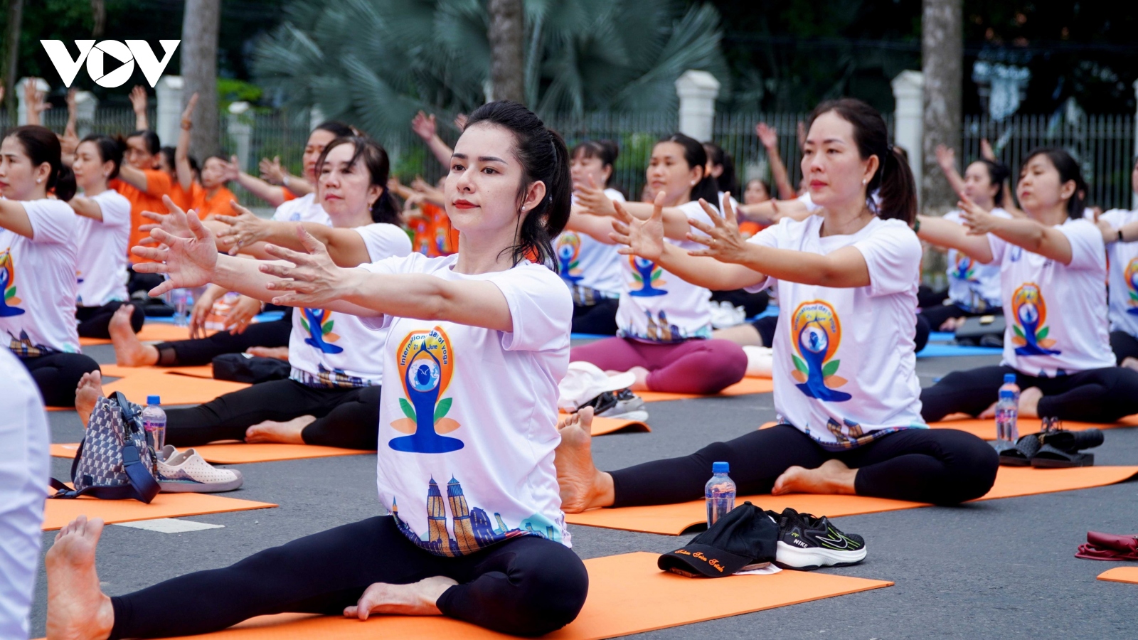 500 người đồng diễn Ngày Quốc tế Yoga lần thứ 9 ở Đồng Tháp