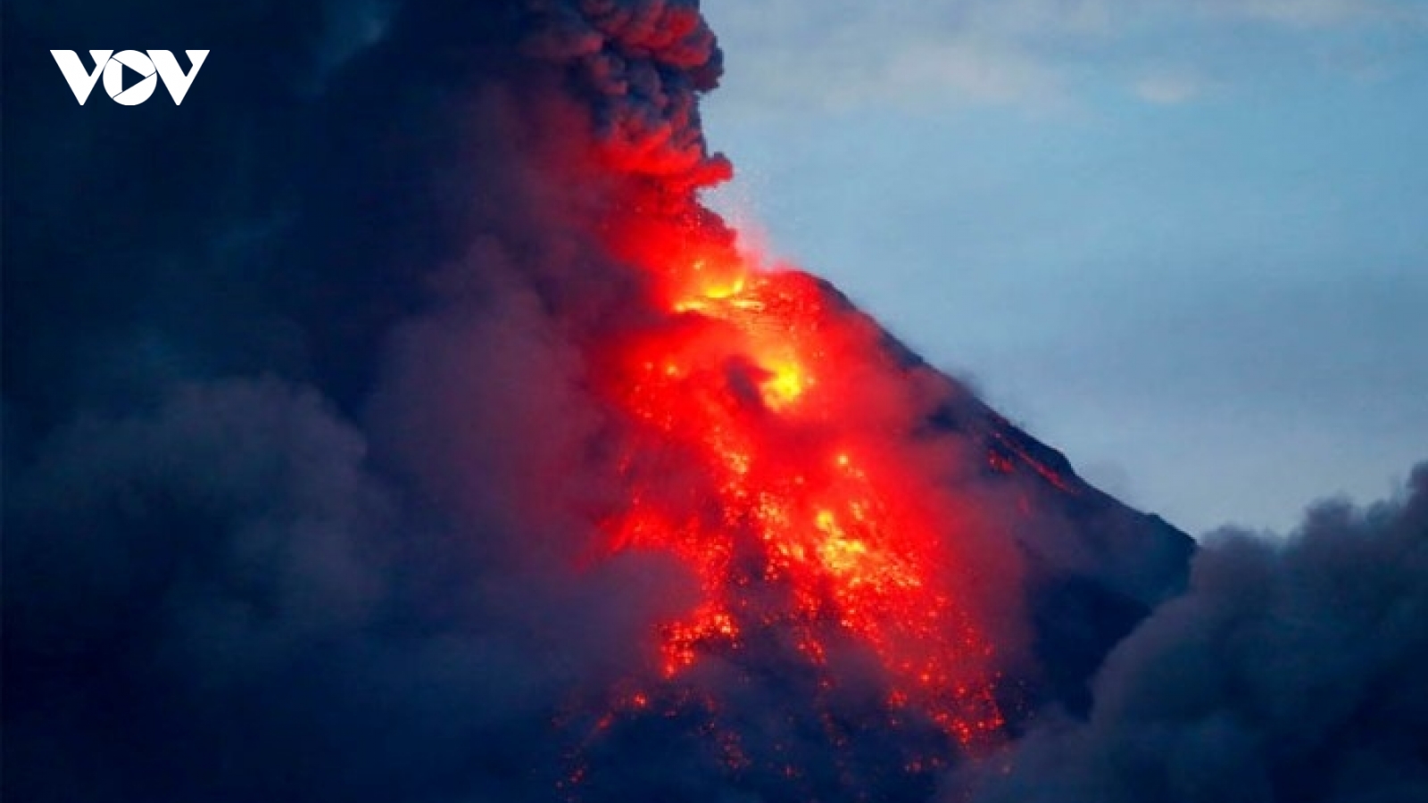 Philippines khuyến cáo sơ tán, cảnh báo núi lửa Mayon phun trào nguy hiểm