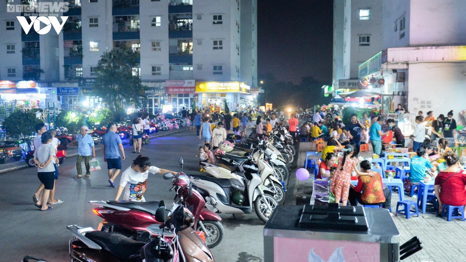Chung cư ở Hà Nội mất nước, dân lỉnh kỉnh xô chậu đi mua nước trong đêm