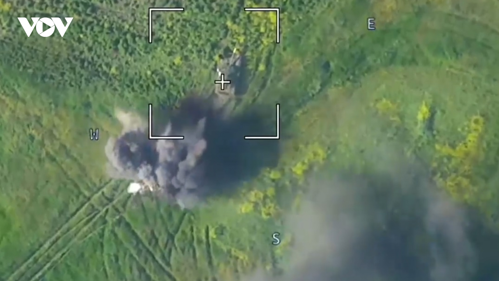 Pháo Nga nã chính xác vào các xe thiết giáp Ukraine nhờ vào UAV