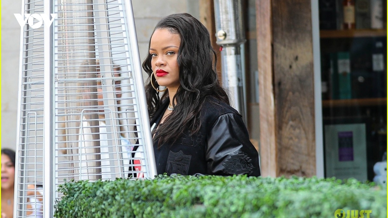 "Mẹ bầu" Rihanna trang điểm đậm đi ăn trưa cùng bạn trai rapper