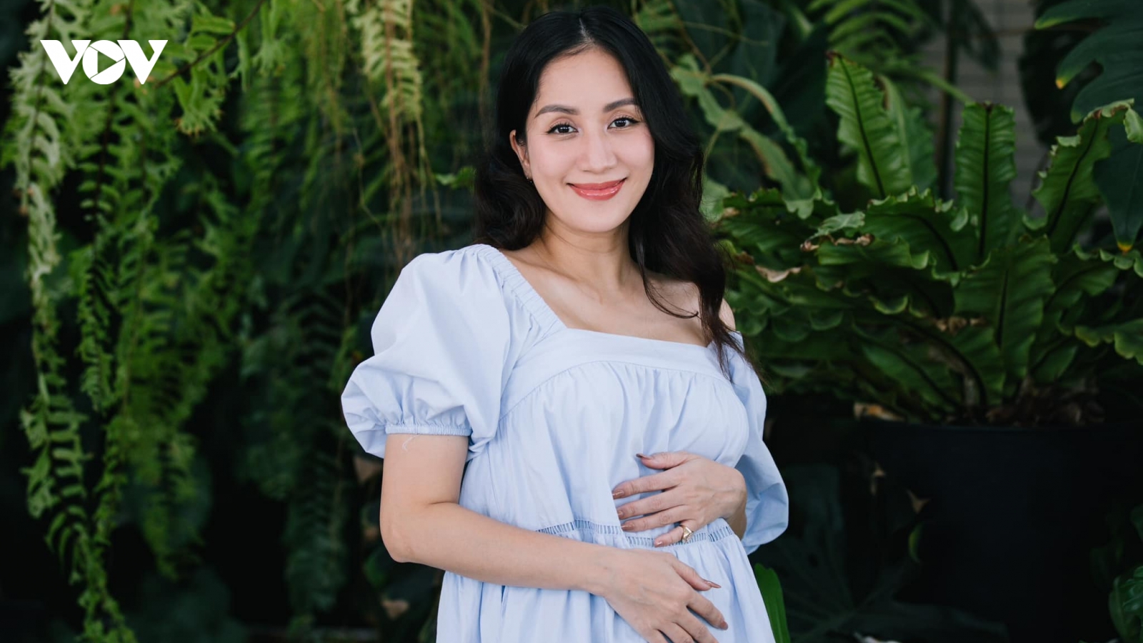 "Mẹ bầu" Khánh Thi khoe sắc rạng rỡ ở những tháng giữa của thai kỳ
