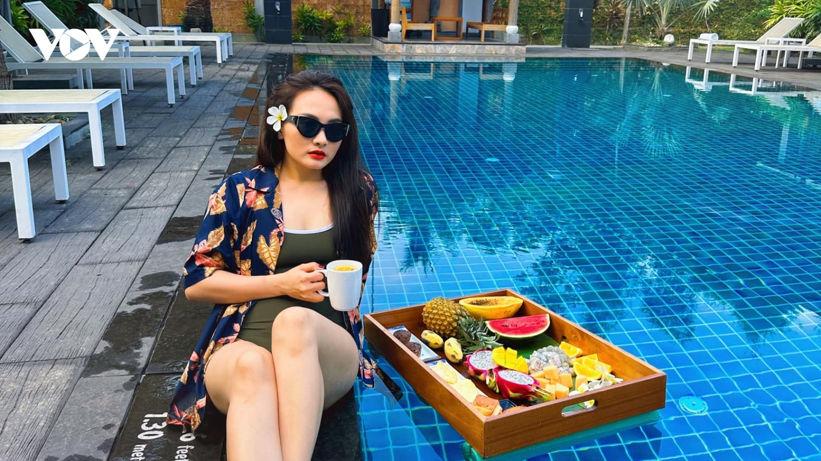 "Mẹ 2 con" Bảo Thanh diện bikini khoe sắc vóc nuột nà bên bể bơi