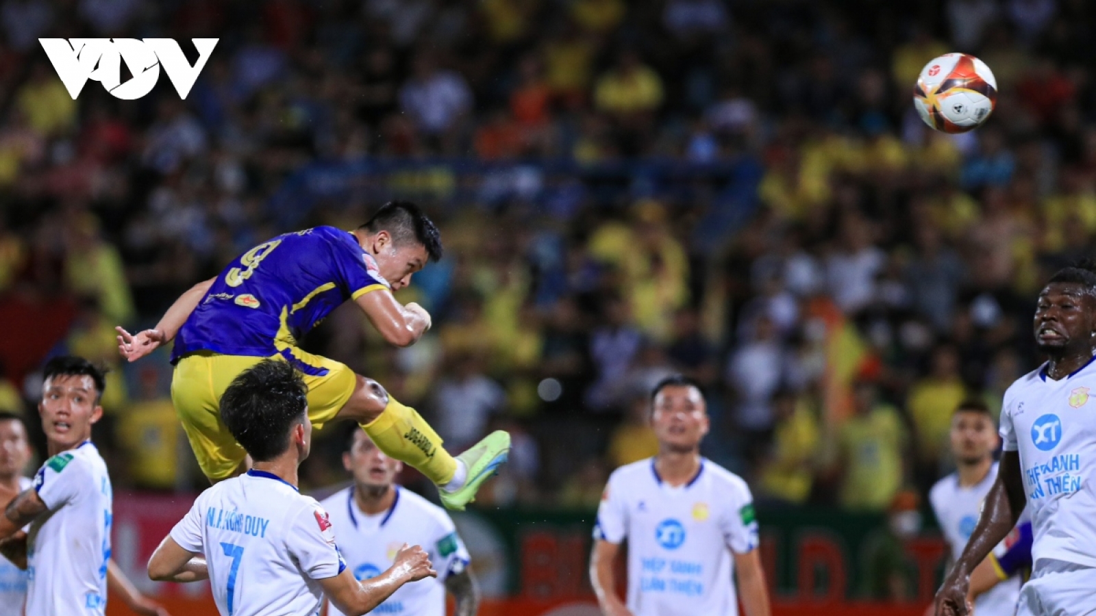 Hà Nội FC và Nam Định cùng "lĩnh án" kỷ luật từ VFF vì pháo sáng