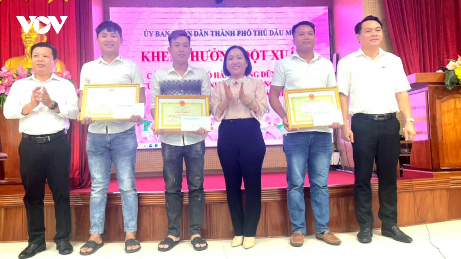 Khen thưởng 3 thanh niên cứu hai mẹ con người nước ngoài đuối nước ở Bình Dương