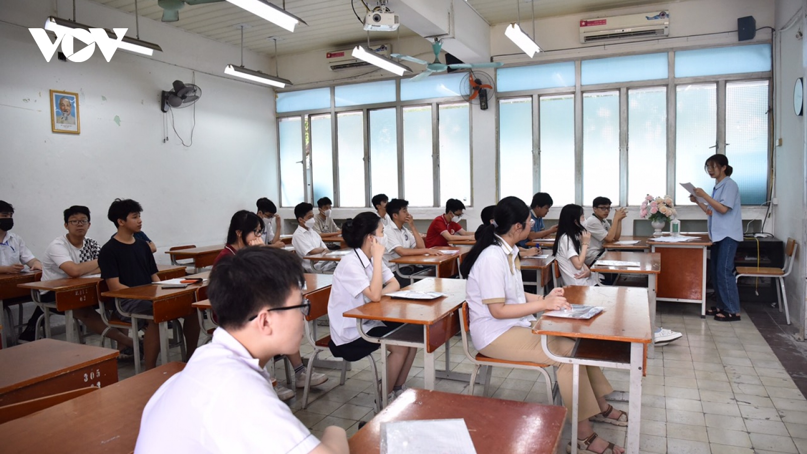 Thi vào lớp 10 ở Hà Nội: Nhiều thí sinh đến sớm cả tiếng chờ làm thủ tục thi