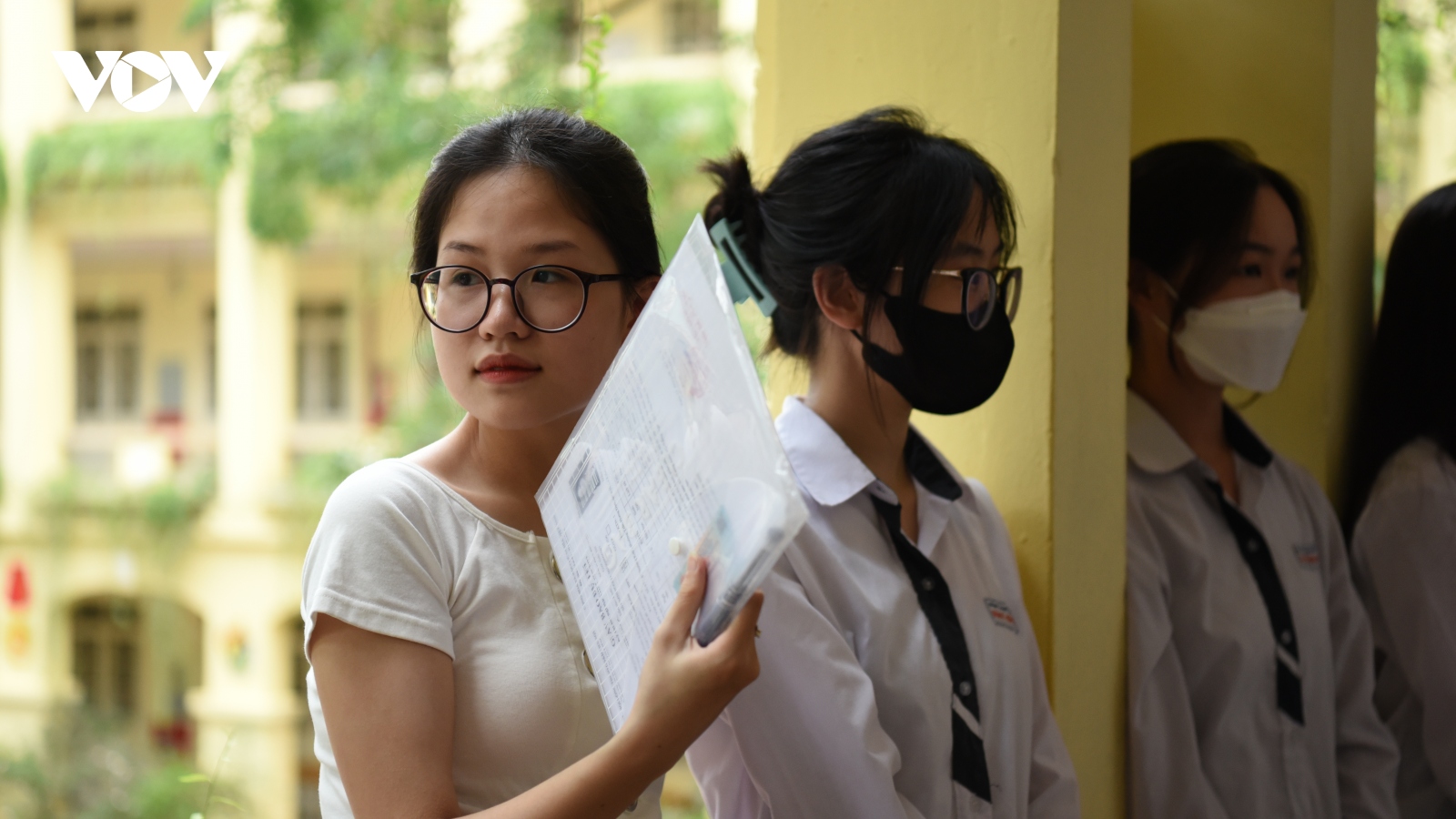 Thí sinh Hà Nội hồi hộp mang theo "bút may mắn" đăng ký dự thi tốt nghiệp THPT 2023
