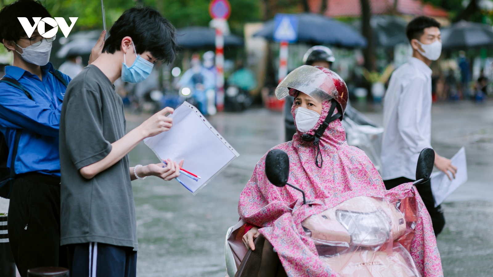 Nghi vấn lộ đề thi Ngữ văn: Chưa ghi nhận có thông tin giải đề từ ngoài vào phòng thi