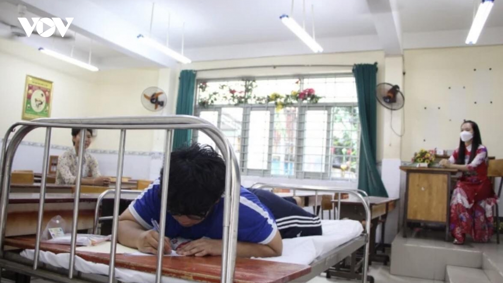 Một nam sinh ở TP.HCM được đặc cách nằm làm bài thi tốt nghiệp