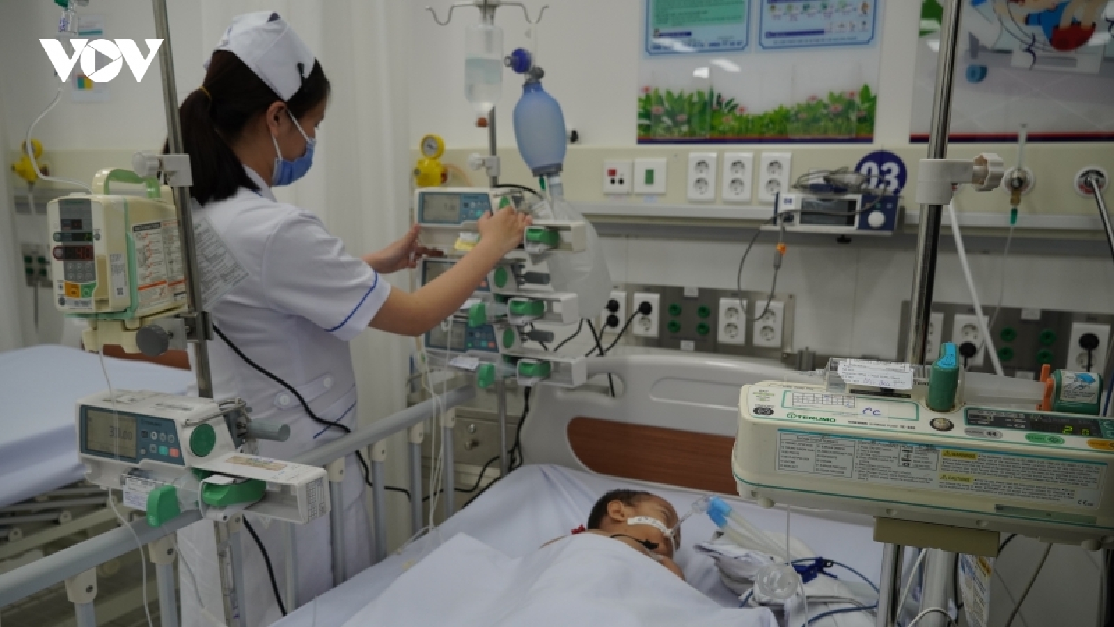 Bệnh viện phải sử dụng “cầm chừng” thuốc điều trị tay chân miệng thể nặng
