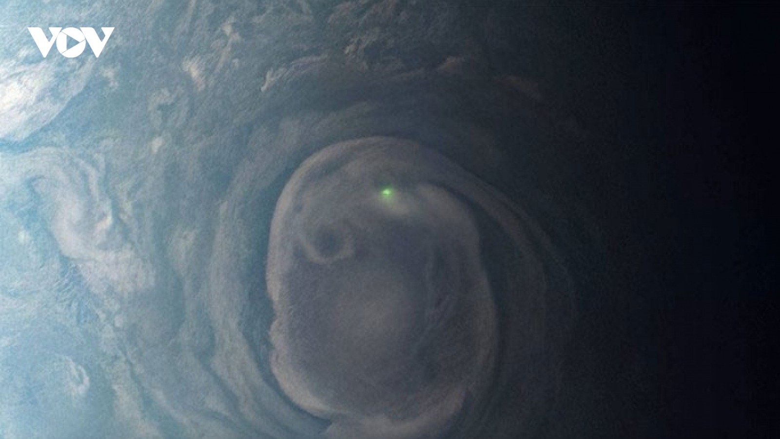 Tàu vũ trụ của NASA chụp được hình ảnh tia sáng xanh bí ẩn trên Sao Mộc