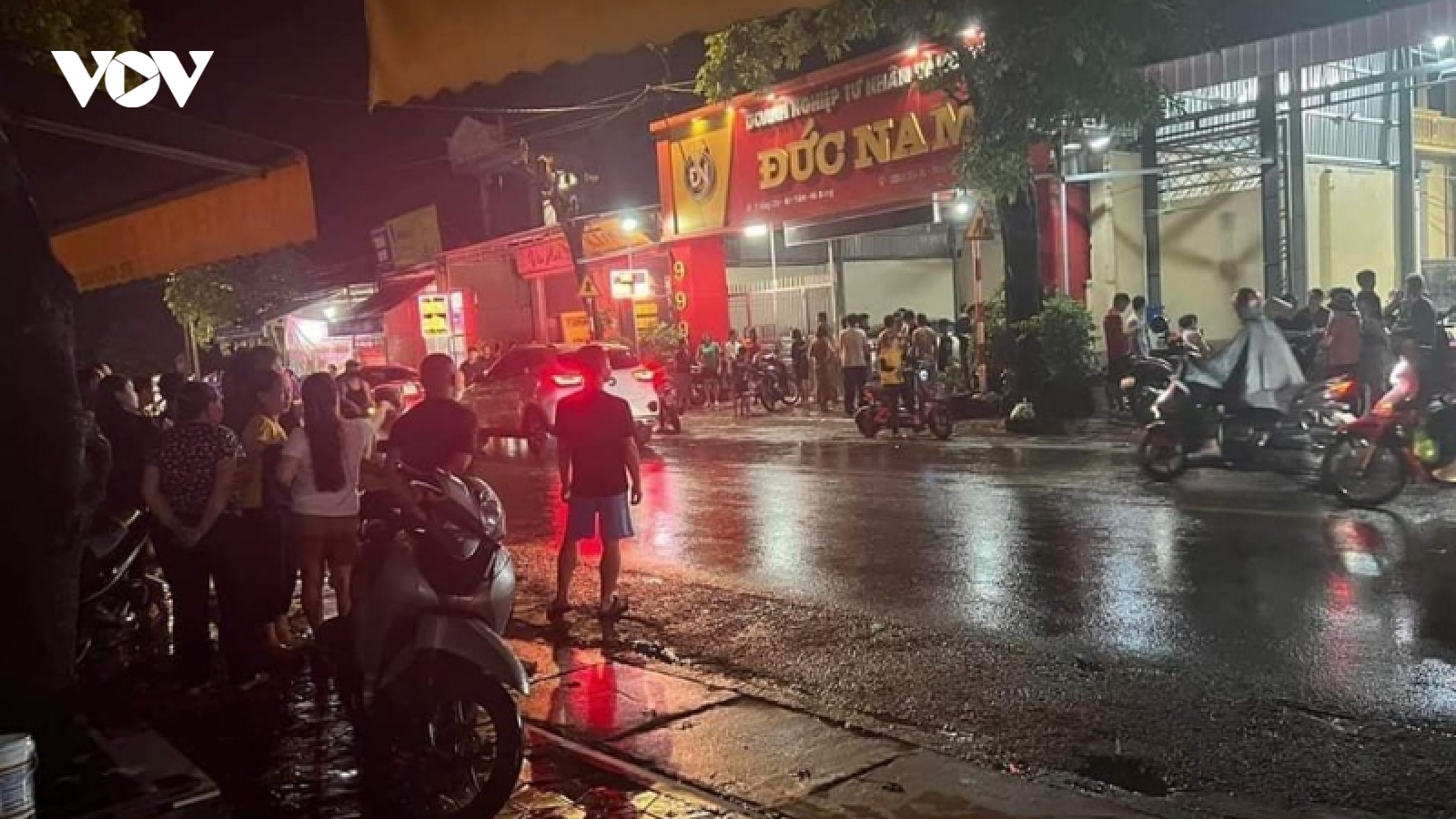 Truy bắt 2 đối tượng nổ súng cướp tiệm vàng ở Hải Dương