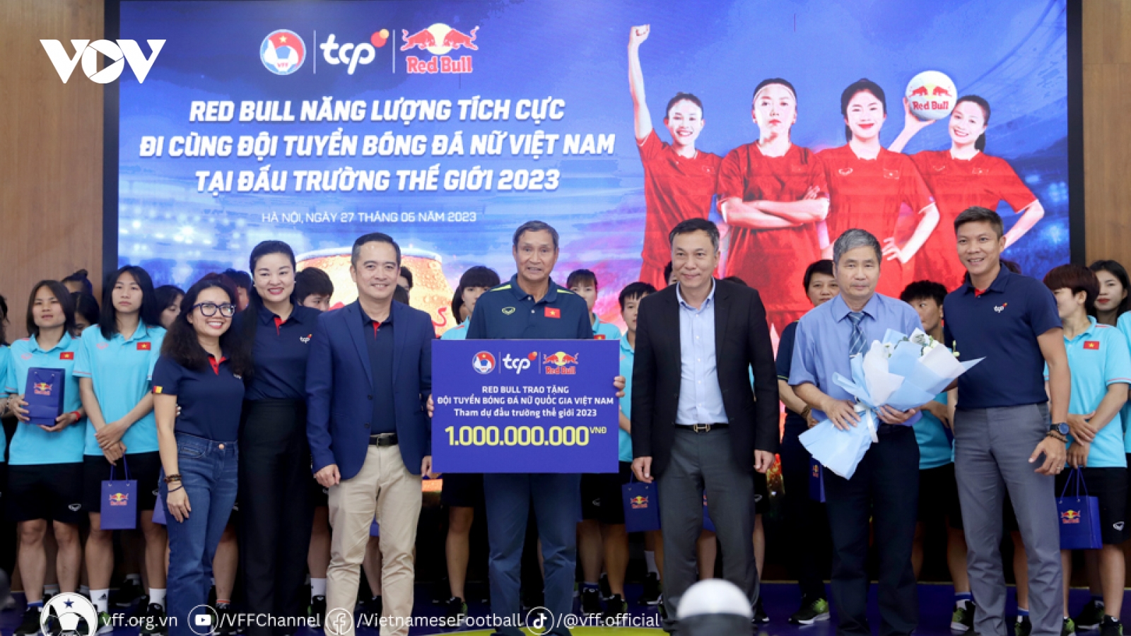 ĐT nữ Việt Nam nhận 1 tỷ đồng tiền thưởng HCV SEA Games sau khi trở về từ châu Âu