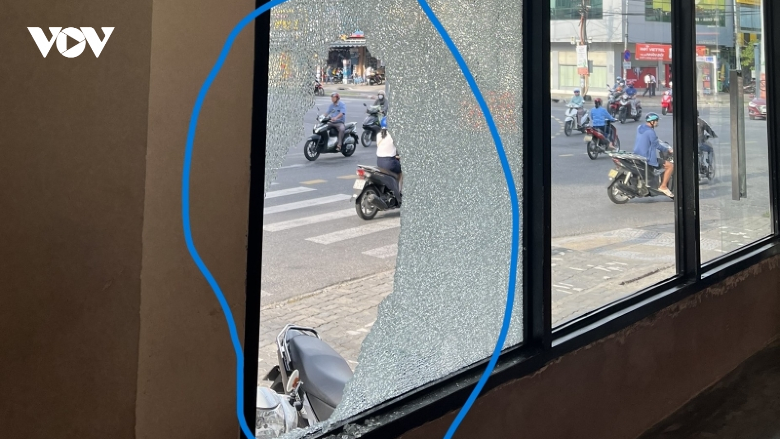 Nhóm thiếu niên đập cửa kính cửa hàng, siêu thị để trộm tài sản