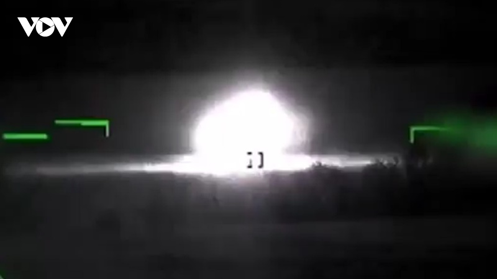 Trực thăng sát thủ Ka-52 của Nga bắn hạ xe bọc thép Ukraine đang di chuyển