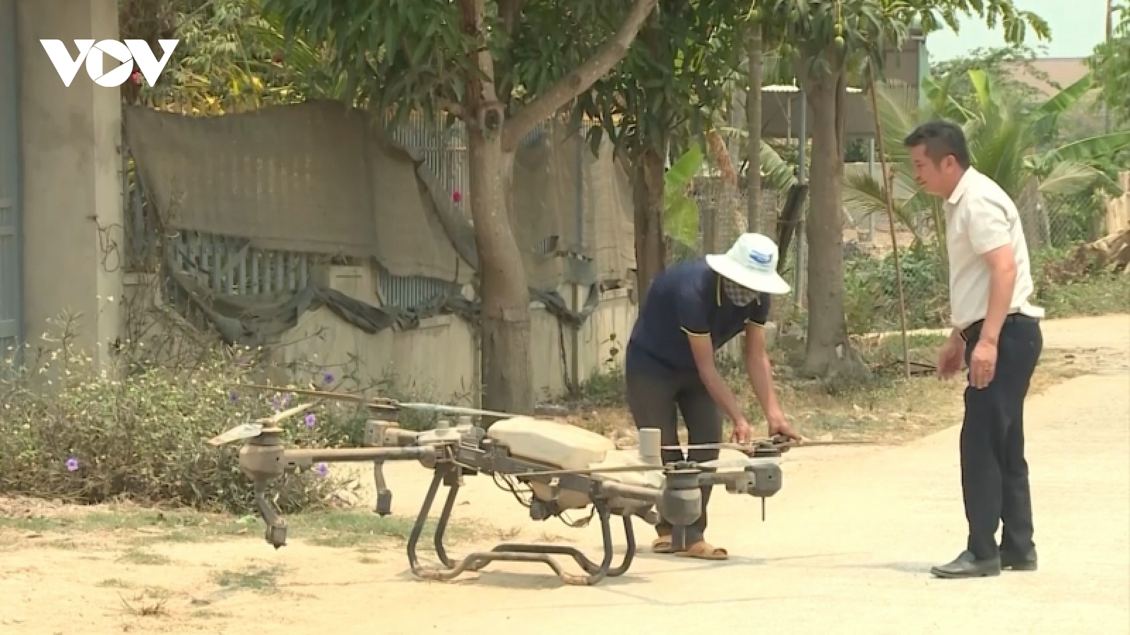 Nông dân Đắk Lắk dùng thiết bị bay không người lái chăm sóc cây trồng