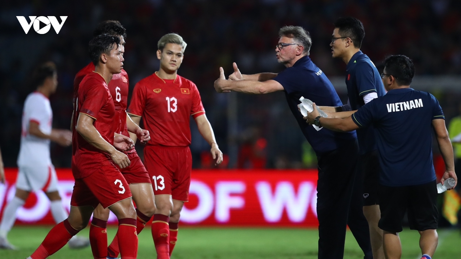 HLV Troussier lý giải nguyên nhân ĐT Việt Nam thi đấu chệch choạc