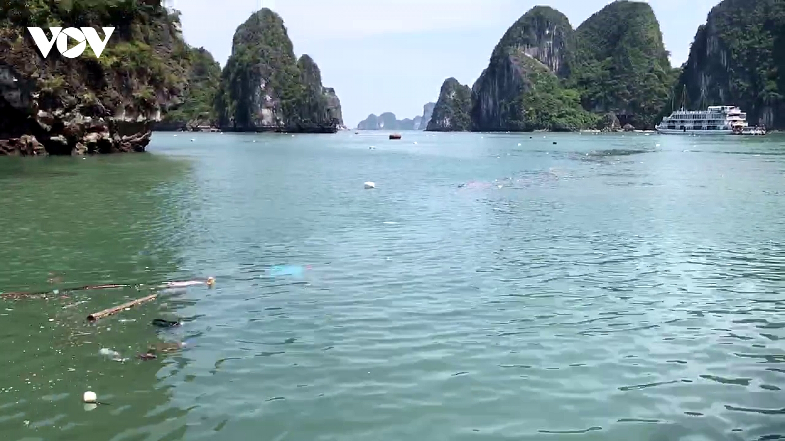 Rác trên vịnh Hạ Long vẫn ám ảnh du khách