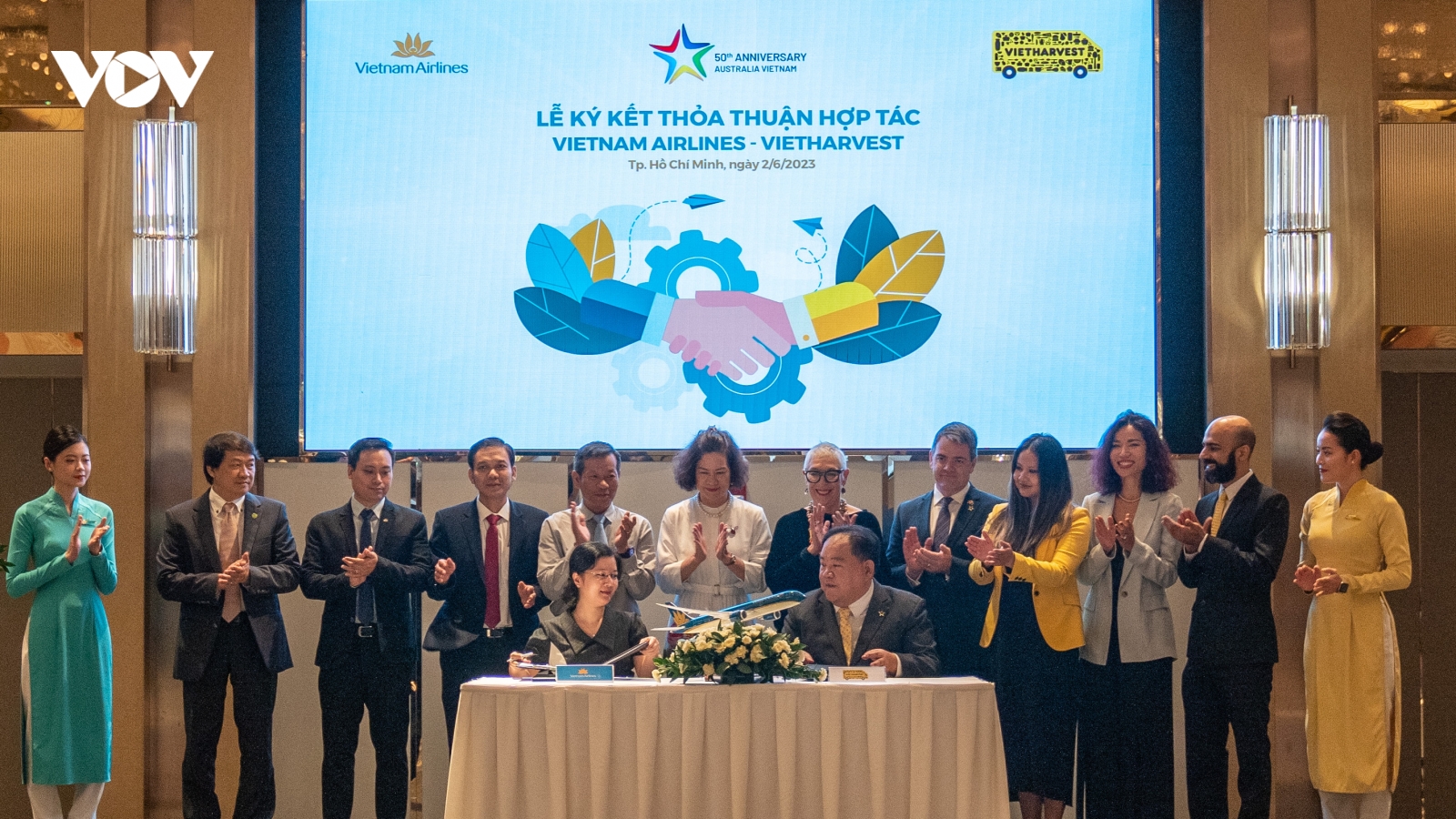 Vietnam Airlines hợp tác cùng VietHarvest quyên góp suất ăn hàng không