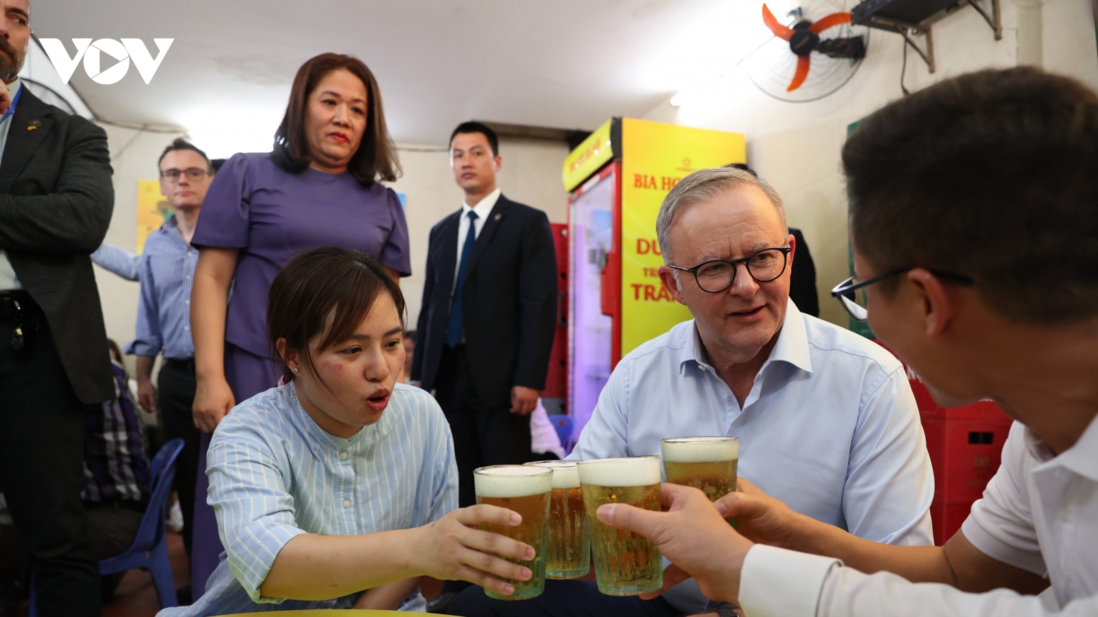 Thủ tướng Australia Anthony Albanese thưởng thức bia hơi giữa ngày hè Hà Nội